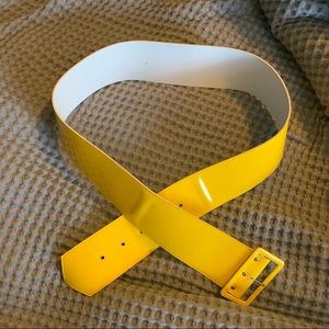 JIBRI WIDE PATENT BELT IN YELLOW